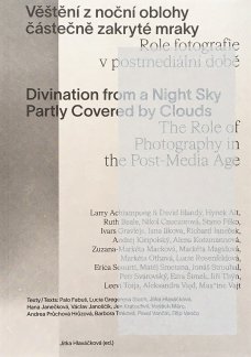 Věštění z noční oblohy částečně zakryté mraky - Role fotografie v postmediální době