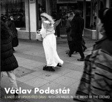 Václav Podestát: S andělem uprostřed davu / With an Angel in the Midst of the Crowd