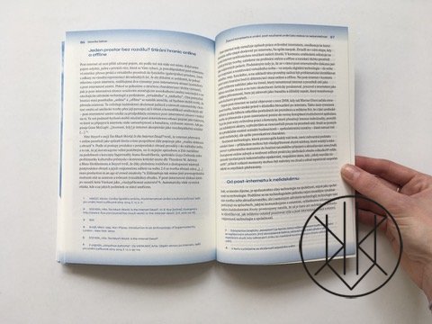Mraky / vrstvy / dimenze: Topologie a vnímání prostoru v 21. století