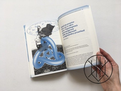 Mraky / vrstvy / dimenze: Topologie a vnímání prostoru v 21. století