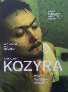 KATARZYNA KOZYRA / Být někým, kým (ne)jsem