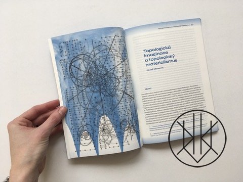 Mraky / vrstvy / dimenze: Topologie a vnímání prostoru v 21. století