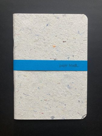 Ručně vyrobený sešit z modlitebních praporků