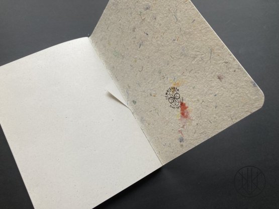 Ručně vyrobený sešit z modlitebních praporků