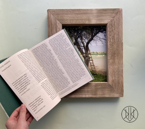 Posedy: limitovaná edice knihy a fotografie v rámu