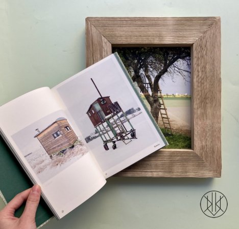 Posedy: limitovaná edice knihy a fotografie v rámu