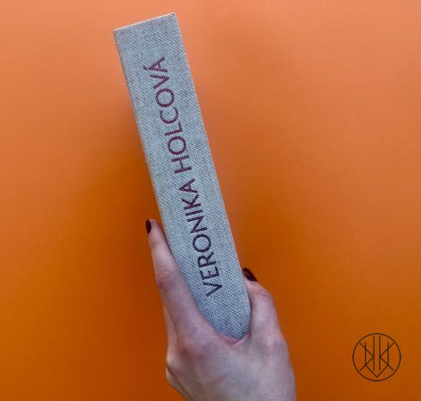 Veronika Holcová: Nedokončený autoportrét